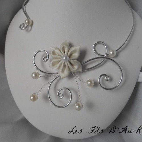 Collier mariage elodie avec fleur en satin ivoires , perles nacrée et fil aluminium argenté 