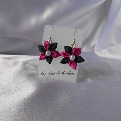 Boucles d'oreilles anais avec fleur en satin double couleurs fuchsia et noir 