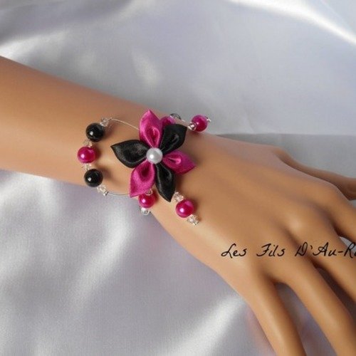 Bracelet anais avec perle swarovski et fleur en satin noir et fuchsia 