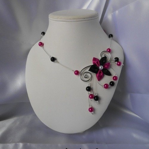 Collier anais avec perles swarovski et fleur en satin double couleur noir et fuchsia 