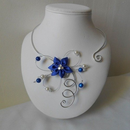 Collier adeline avec fleur en satin noir et perles swarovski et bleu roi 