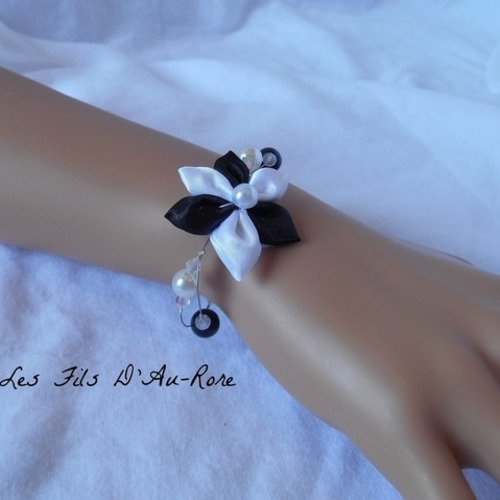 Bracelet éva avec fleur en satin double couleur et perles swarovski et agathe 
