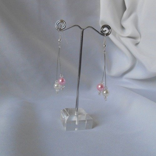 Boucles d'oreilles pendante avec perles magique rose clair et nacrée et perles swarovski 