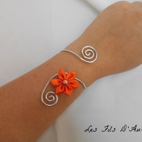 Bracelet ophelie avec fils aluminium argenté et fleur en satin orange 