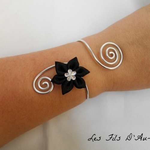 Bracelet ophelie avec fil aluminium argenté et fleur en satin noir 
