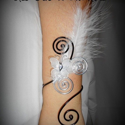 Bracelet papilus avec fil aluminium noir et plumes et papillon blanc 