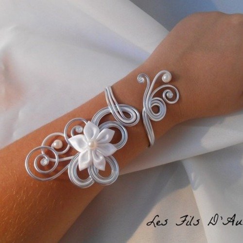 Bracelet mariage arielle avec fleur en satin blanche 