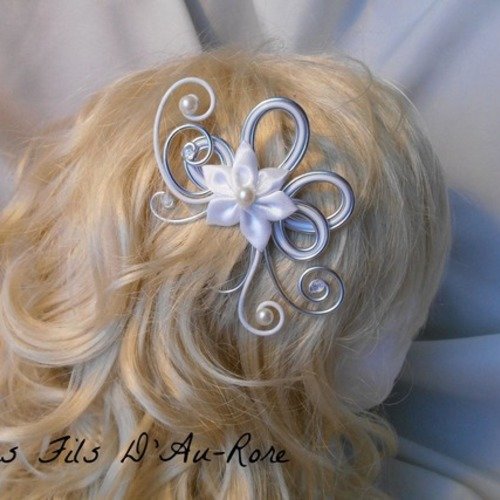 Peigne à cheveux mariage arielle avec fleur en satin blanche 
