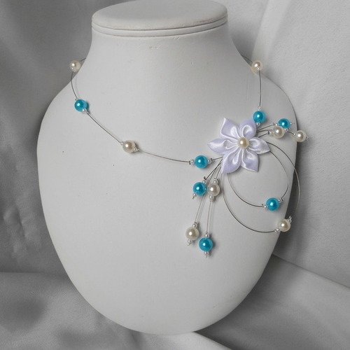 Collier athena avec perle turquoise et nacrée et fleur en satin blanche 