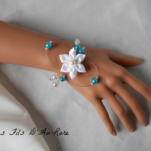 Bracelet athena  adulte avec perle turquoise et nacrée et fleur en satin blanche 