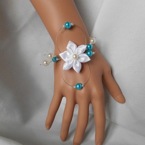 Bracelet athena  enfant  avec perle turquoise et nacrée et fleur en satin blanche 
