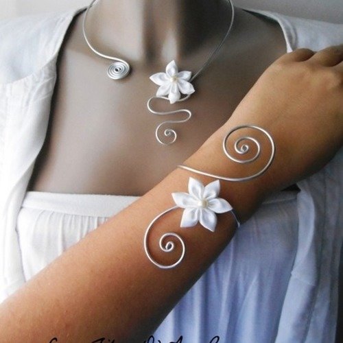 Bracelet mariage "ophelie" avec fleur en satin blanche 