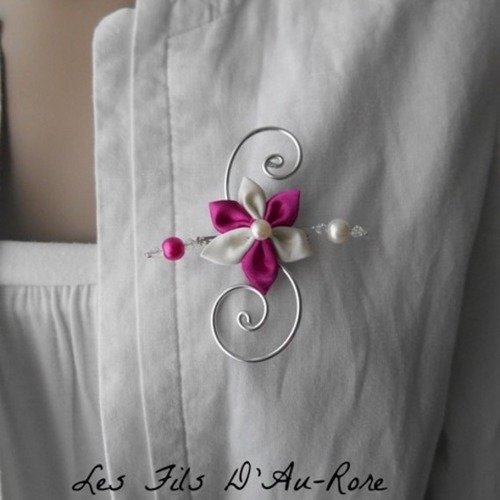 Boutonnière pour costume avec fleur en satin fuchsia et ivoire avec fils aluminium argenté 