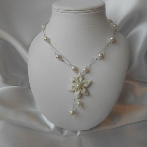 Collier mariage "louane" avec perles ivoires & fleurs en satin ivoire 