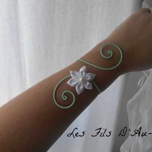 Bracelet mariage témoin "ophelie" avec fleur en satin blanche & fils aluminium vert d'eau 