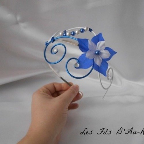 Serre tête "lyra" avec fleur de soie blanche & bleu roi 