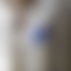 Boutonnière "lyra" avec fleur de soie blanche & bleu roi 