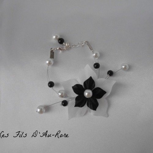 Bracelet enfant mariage "white" fleur de soie noir & blanche 
