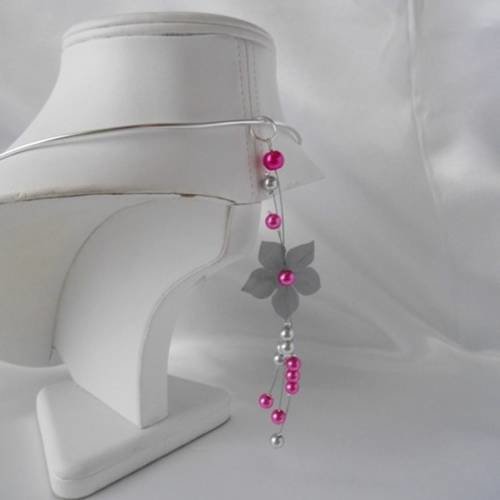 Bijoux de dos mariage " romane" avec fleur de soie grise & fuchsia 
