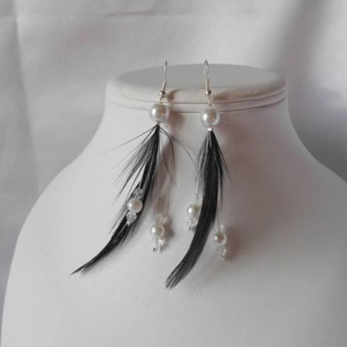 Boucles d'oreille "nina" avec plumes noir et perles nacrée blanche 