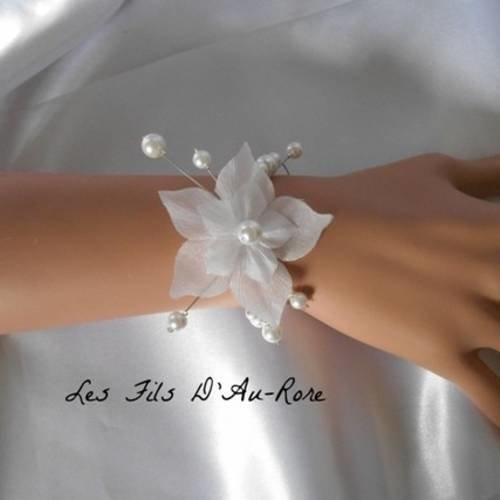 Bracelet mariage "amelie" avec fleur de soie et perles nacrée blanche 