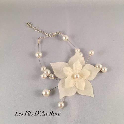 Bracelet mariage "amelie" avec fleur de soie et perles nacrée ivoire 