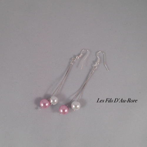 Boucles d'oreille pendante rose poudré & blanche 