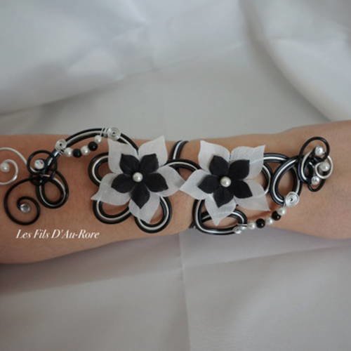 Bracelet long noir & blanc avec fleur de soie 