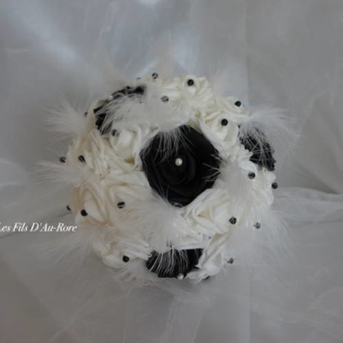 Bouquet mariage capuccine en noir & blanc avec plumes 