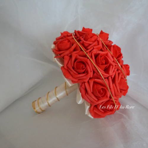Bouquet mariage rouge intense avec touche de doré