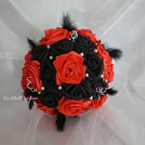 Bouquet mariée poprock en rouge & noir avec plumes & perles