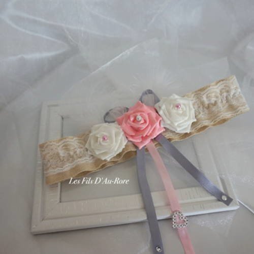 Jarretière romeo avec roses blanches & rose poudré et touche de gris 