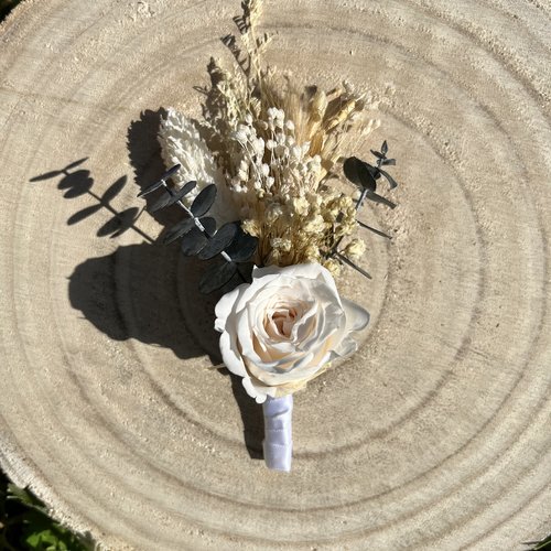 Boutonnière mariage catherine avec fleur stabilisé