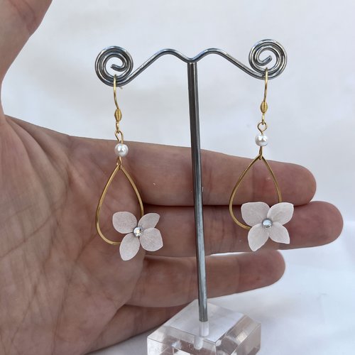 Boucles d'oreille mariage camberra fleur d'hortensia blanche