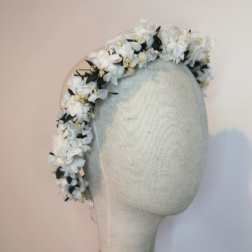 Couronne de fleurs éternelles blanche eucalyptus pointu hortensia blanc et gypsophile