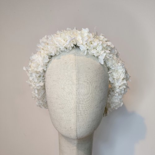 Couronne de fleurs éternelles blanche coiffure mariage mariée hortensia blanc