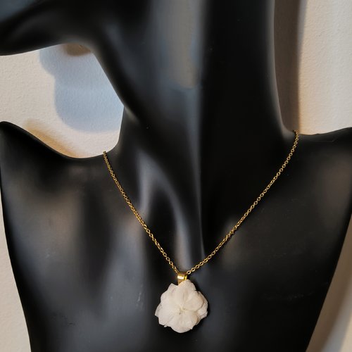 Collier en acier inoxydable et fleur éternelle blanche