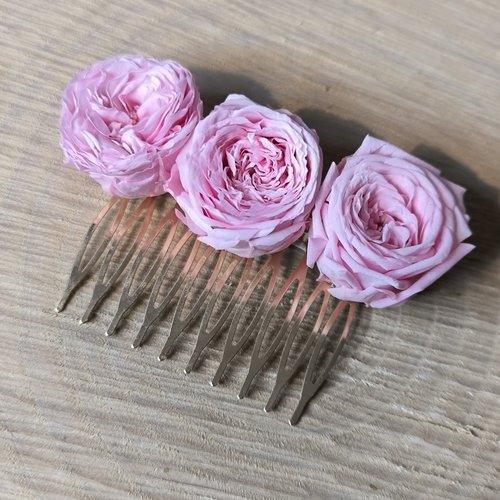 Moyen peigne 10 pics avec fleurs éternelles trio de roses rose pâle accessoire chignon coiffure mariage mariée
