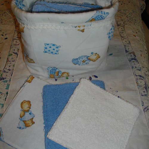 Lingettes lavables donc réutilisables et son panier de rangement . tissu en coton imprimé  petits nounours pour le panier,