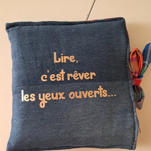 Housse de livre artisanale en jean recyclé – « lire, c’est rêver les yeux ouverts… »