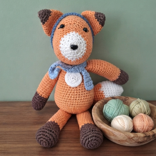 Peluche renard amigurumi fait main – décoration et compagnon