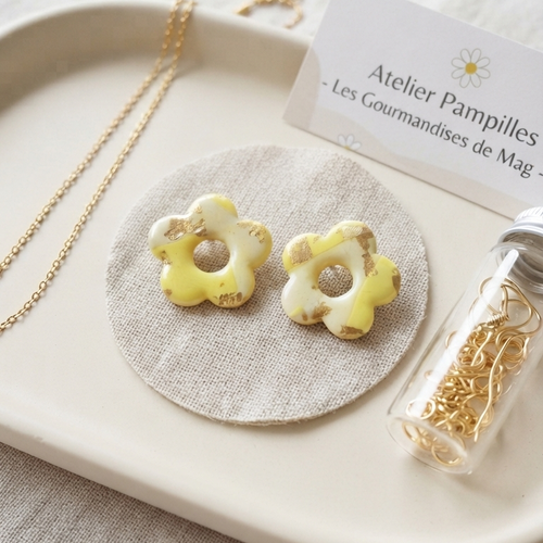 Pampilles fleurs en pâte polymère, motifs jaune & effet doré (créoles vendues séparément / option au choix)