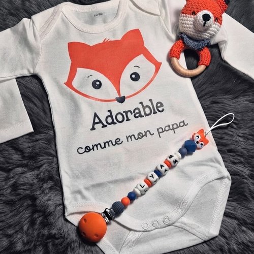 Coffret bébé "renard - adorable comme mon papa" (ensemble complet : body, hochet & attache-tétine personnalisée)