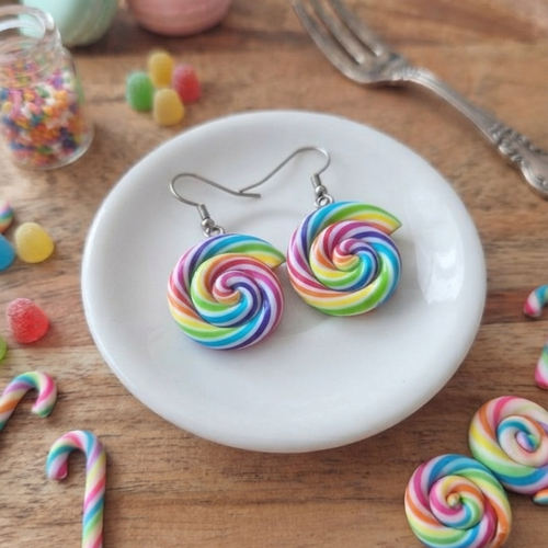 Boucles d’oreilles gourmandes sucettes arc-en-ciel en pâte polymère