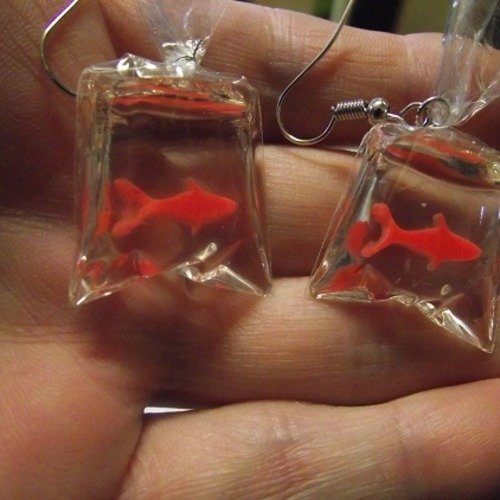 Boucle d oreille poisson rouge dans sa poche d'eau