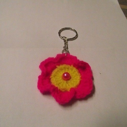 Porte clé-fleurs en laine rose fluo-jaune -perle ronde rose
