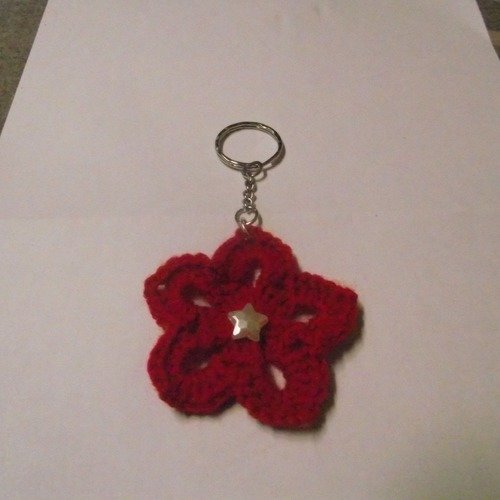 Porte clé-fleurs en laine rouge-perle étoile blanche