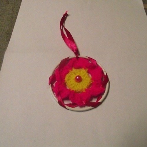 Attrape-rêve- fleurs en laine sur cerceaux de 7cm -rose fluo-jaune -perle ronde rose