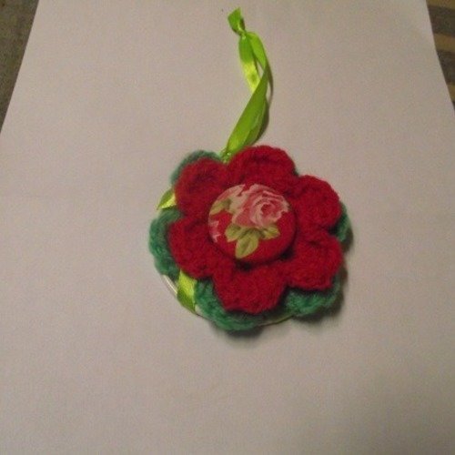 Attrape-rêve fleurs en laine -vert-rouge sur cerceaux de 7cm -gros bouton fleur
