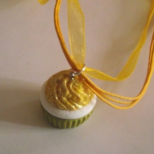 Collier breloque cupcake disco jaune 